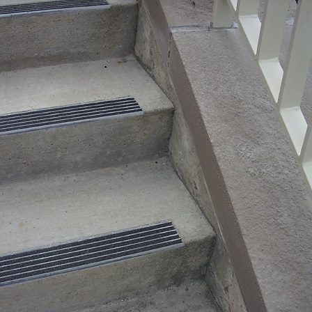 Виды антискользящих накладок для лестниц